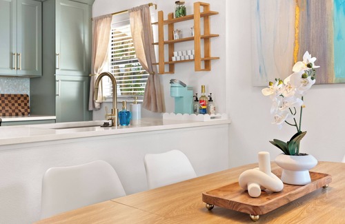 Newtown House | Elegant Boho Beach House, 3 min to Main St. Sarasota, 10 min to Lido Beach