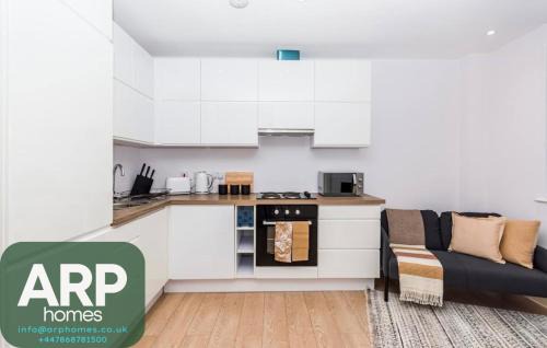 Aylesbury Apartment | Elegant Central, Private Parking, Leisure, Contractor