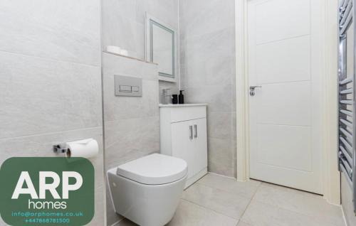 Aylesbury Apartment | Elegant Central, Private Parking, Leisure, Contractor