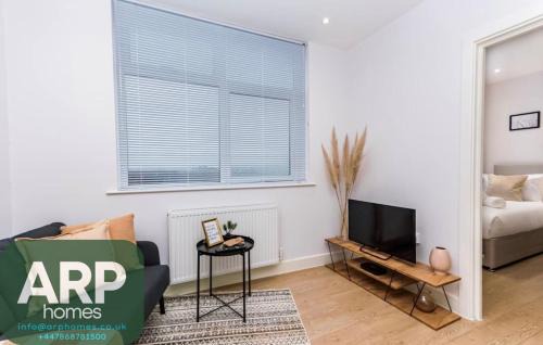 Aylesbury Apartment | Elegant Central, Private Parking, Leisure, Contractor