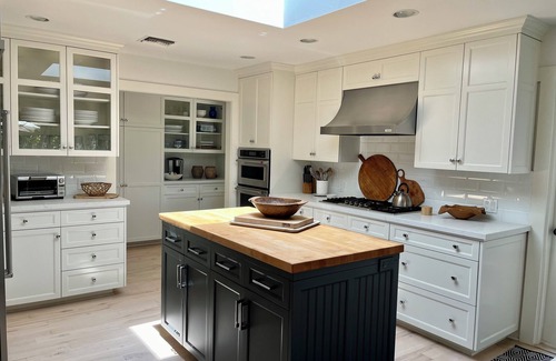 Western Malibu House | Elegant Coastal Vibe-Sunny Ranch 4/bdr One Blk to Private Beach