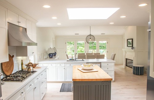 Western Malibu House | Elegant Coastal Vibe-Sunny Ranch 4/bdr One Blk to Private Beach