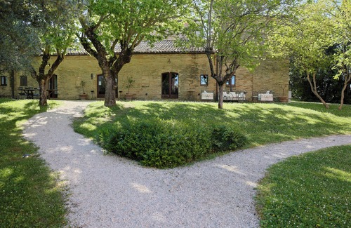 Loro Piceno House | Elegant country house with private pool for families and large groups of friends