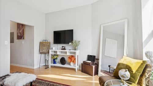 Tri-Taylor Apartment | Elegant Escape Minutes from Downtown & UIC