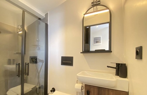 Cihangir Apartment | Elegant Flat 10 min to Galata Tower, Istiklal Ave