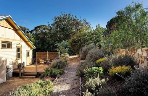 Castlemaine House | Elegant Goldfields Retreat | Spa Bath & Privacy