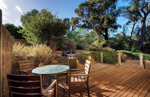 Castlemaine House | Elegant Goldfields Retreat | Spa Bath & Privacy