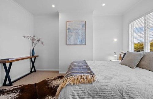 Hamilton East House | Elegant Hamilton East Home Near Gardens and Cafes