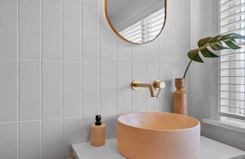 Hamilton East House | Elegant Hamilton East Home Near Gardens and Cafes