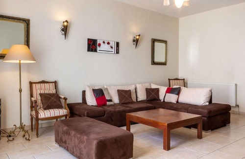Olonzac House | Elegant Holiday Home in Olonzac with Private Swimming Pool