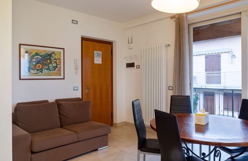 Montioni House | Elegant Holiday Home in Lazise with Swimming Pool near Lake