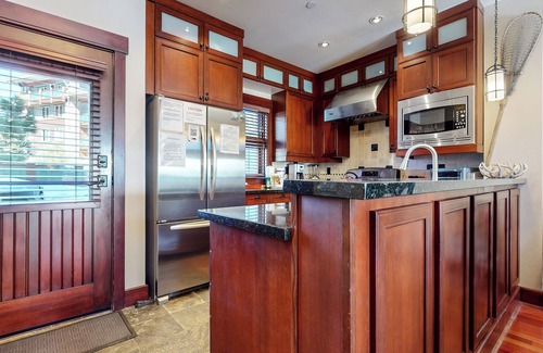 Mammoth Lakes House | Elegant Home, Hot Tub & Garage. Serene Location near Biking & Walking Trails