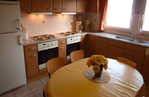 Arimont Cottage | Elegant Home with Sauna