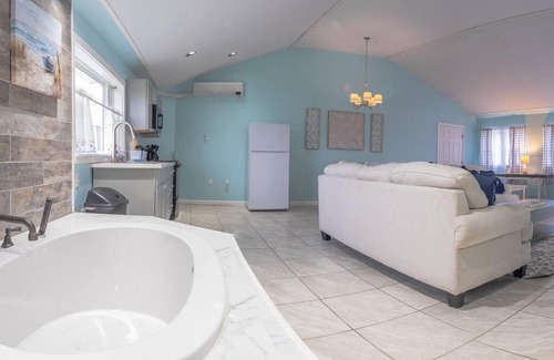 Hancock Apartment | Elegant Jacuzzi Suite