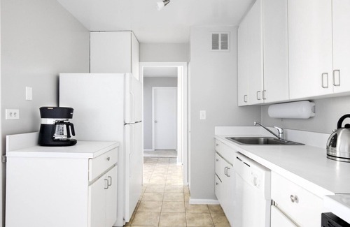 Lake View East Apartment | Elegant Lakeview 1BR w/Gym, Pool, 1 block to Lincoln Park, by Blueground