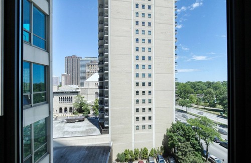 Lake View East Apartment | Elegant Lakeview 1BR w/Gym, Pool, 1 block to Lincoln Park, by Blueground