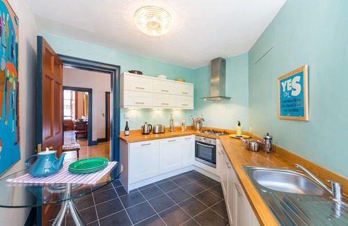 New Town Apartment | Elegant Large One Bedroom Raised Ground Floor Flat with Secure Entry and WiFi