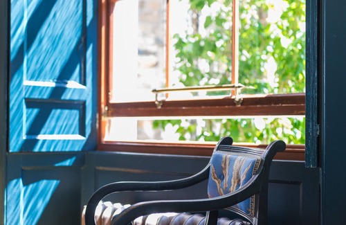 New Town Apartment | Elegant Large One Bedroom Raised Ground Floor Flat with Secure Entry and WiFi