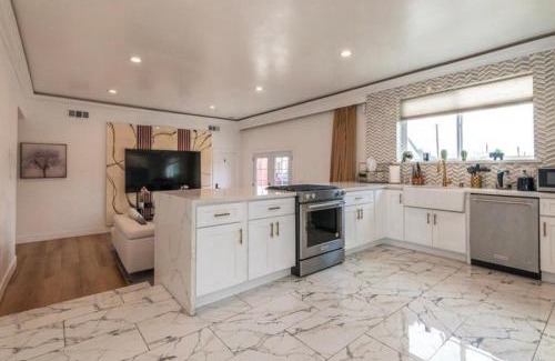 Los Angeles House | Elegant Living Private Room in Modern Home 9