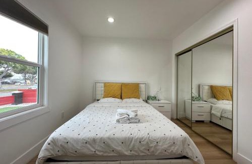 Los Angeles House | Elegant Living Private Room in Modern Home 9