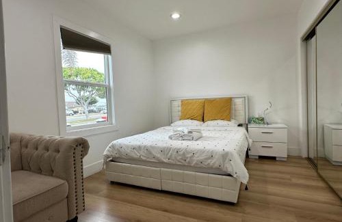 Los Angeles House | Elegant Living Private Room in Modern Home 9