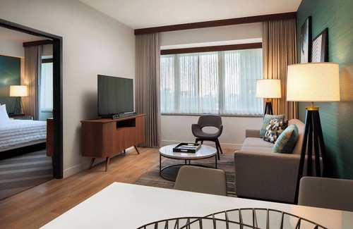 Downtown Houston Hotel | Elegant Pet Friendly Suite Near George R Brown Ctr