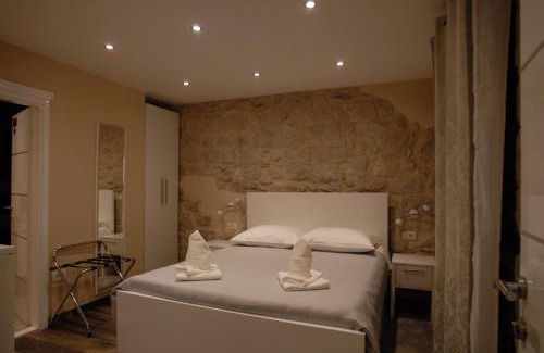 Split House | Elegant Residence Rooms