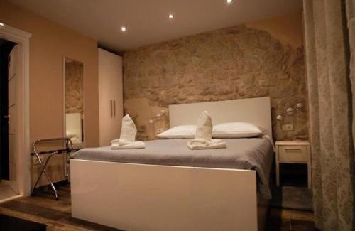 Split House | Elegant Residence Rooms