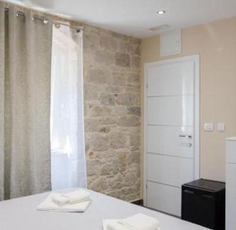 Split House | Elegant Residence Rooms