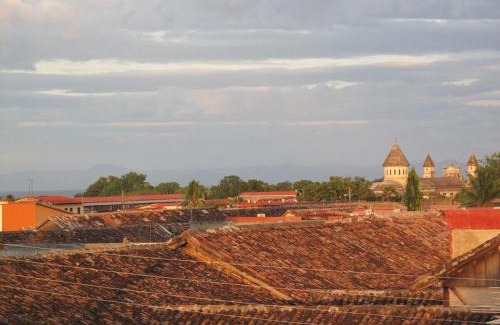 Granada House | Elegant, Romantic & Kid-Friendly Colonial Home