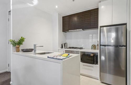 Southbank Apartment | Elegant Southbank Escape Apartment with Balcony