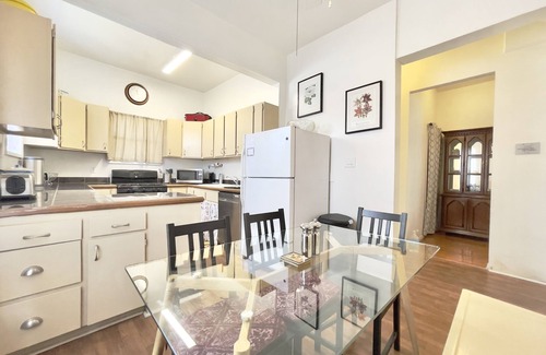 Willow Glen House | Elegant Spacious King Suite, Laundry, Full Kitchen