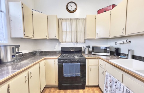 Willow Glen House | Elegant Spacious King Suite, Laundry, Full Kitchen