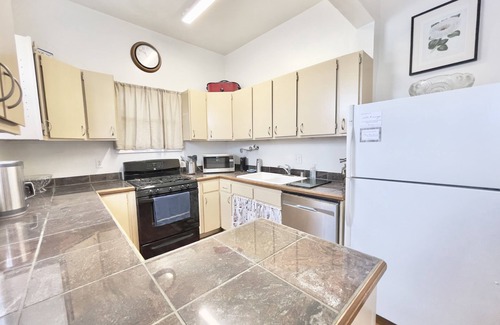 Willow Glen House | Elegant Spacious King Suite, Laundry, Full Kitchen