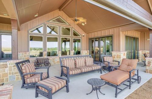 Rosston House | Elegant Sunset Meadow Ranch in Texas with Hot Tub