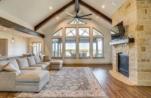 Rosston House | Elegant Sunset Meadow Ranch in Texas with Hot Tub