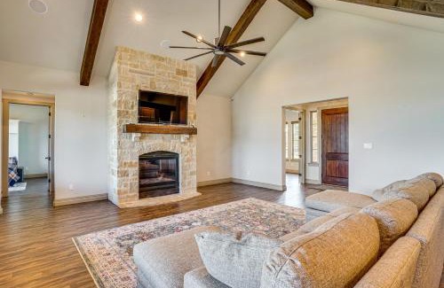 Rosston House | Elegant Sunset Meadow Ranch in Texas with Hot Tub
