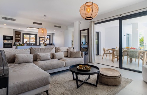 Urbanizacion el Rosario Villa | Elegant Villa with sea Views & Pool Marbella