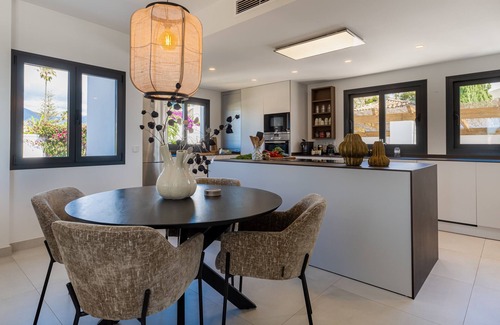 Urbanizacion el Rosario Villa | Elegant Villa with sea Views & Pool Marbella