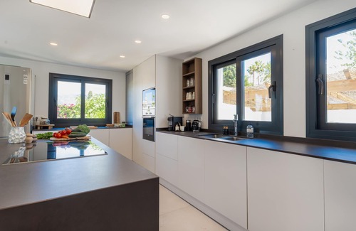 Urbanizacion el Rosario Villa | Elegant Villa with sea Views & Pool Marbella