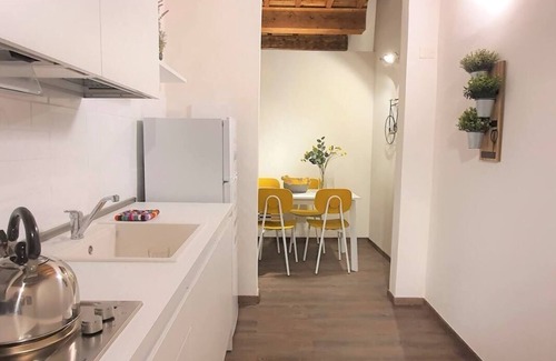 Santissima Annunziata Apartment | Elegant Yellow Apartment In Via San Gallo