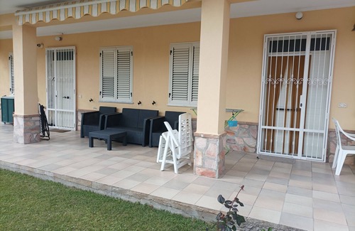 Botricello Apartment | Elegante Appartamento al Piano Terra, su una