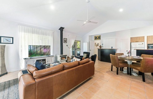 Montville House | Elevata Villa - Magnesium Spa Jacuzzi - Wood Fire - Claw Bath - Pet Friendly