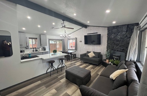 Woodlands Cabin | Elevated Vibes + A/C + Hot-Tub & Ping Pong!