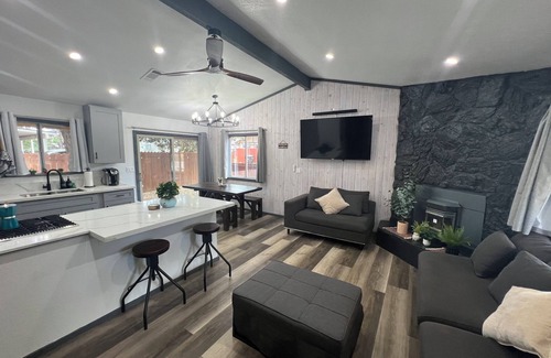 Woodlands Cabin | Elevated Vibes + A/C + Hot-Tub & Ping Pong!