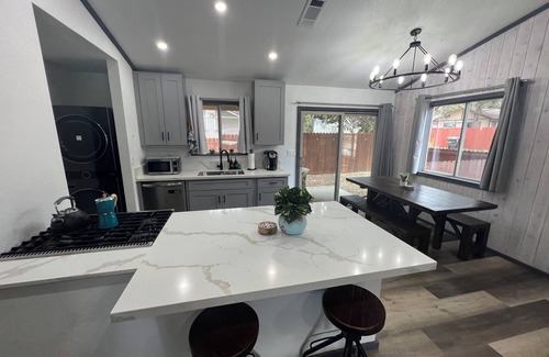 Woodlands Cabin | Elevated Vibes + A/C + Hot-Tub & Ping Pong!