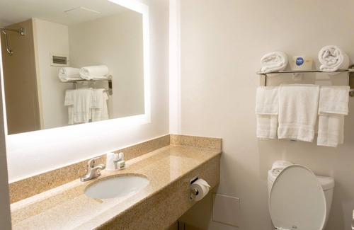 Maryland Heights Hotel | Elimwood Hotel, a Ramada by Wyndham