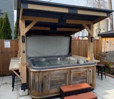 Hamilton House | Elite Upper Deck Suites l Lake front with hot tub
