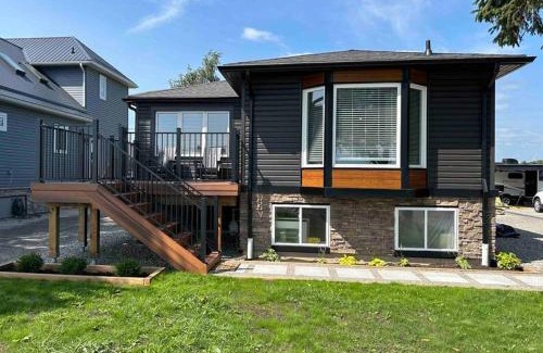 Hamilton House | Elite Upper Deck Suites l Lake front with hot tub