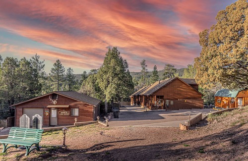 Christopher Creek Cabin | Elk Hollow Cabin with CHARM Backs National Forest, WIFI, stocked kitchen, BBQ